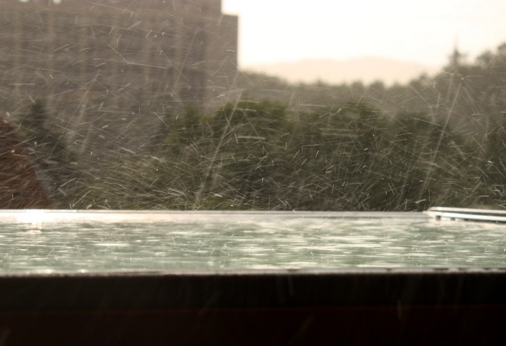 Regen auf dem Dachfenster