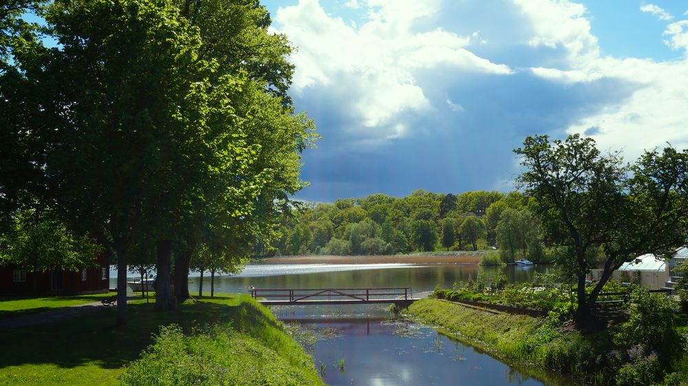 Regen-Ausläufer am See Mälaren im schwedischen Mariefred 