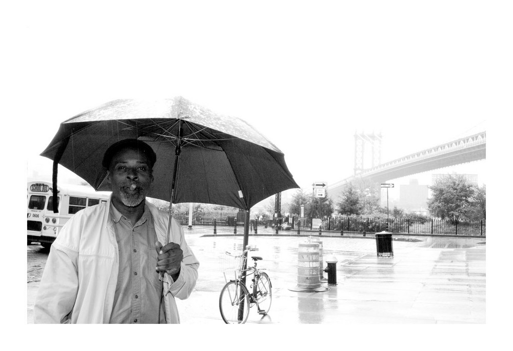 Regen, eine Zigarre und die Manhattan Bridge im Hintergrund