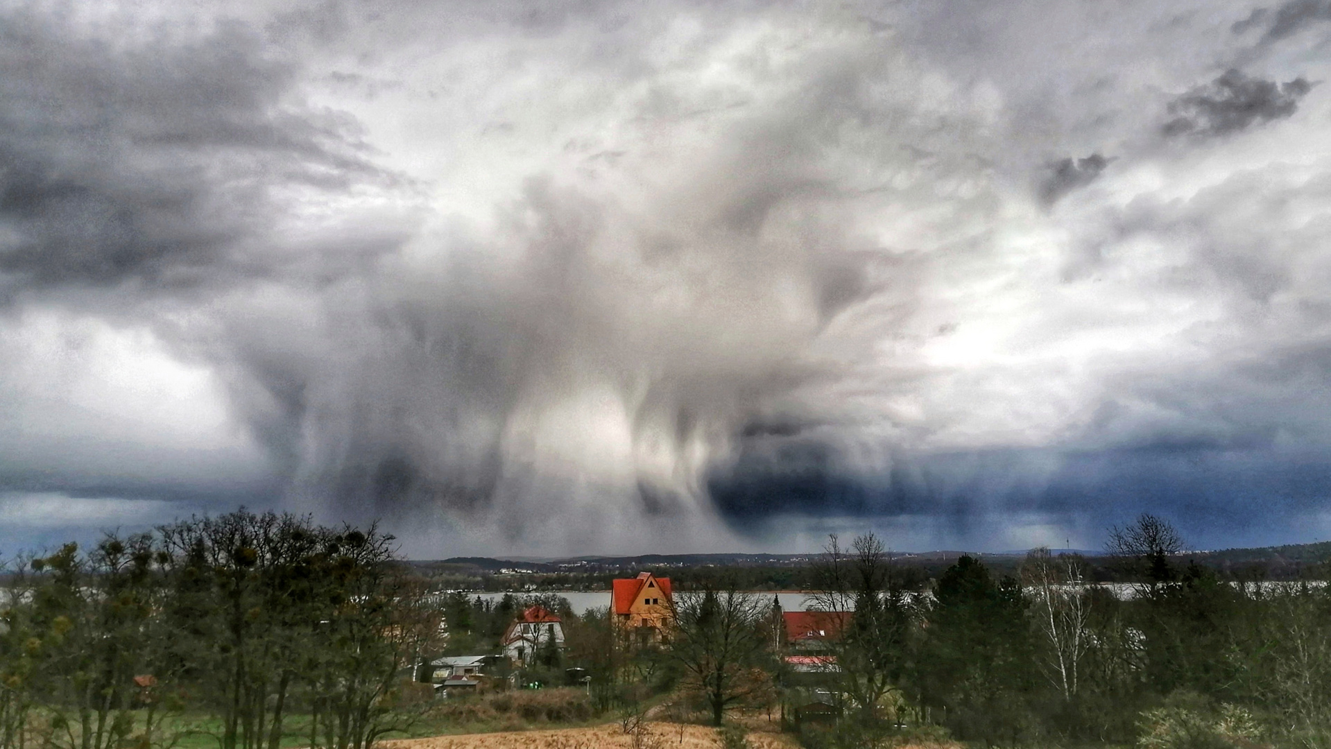 Regen fällt und zieht über das Land Brandenburg 