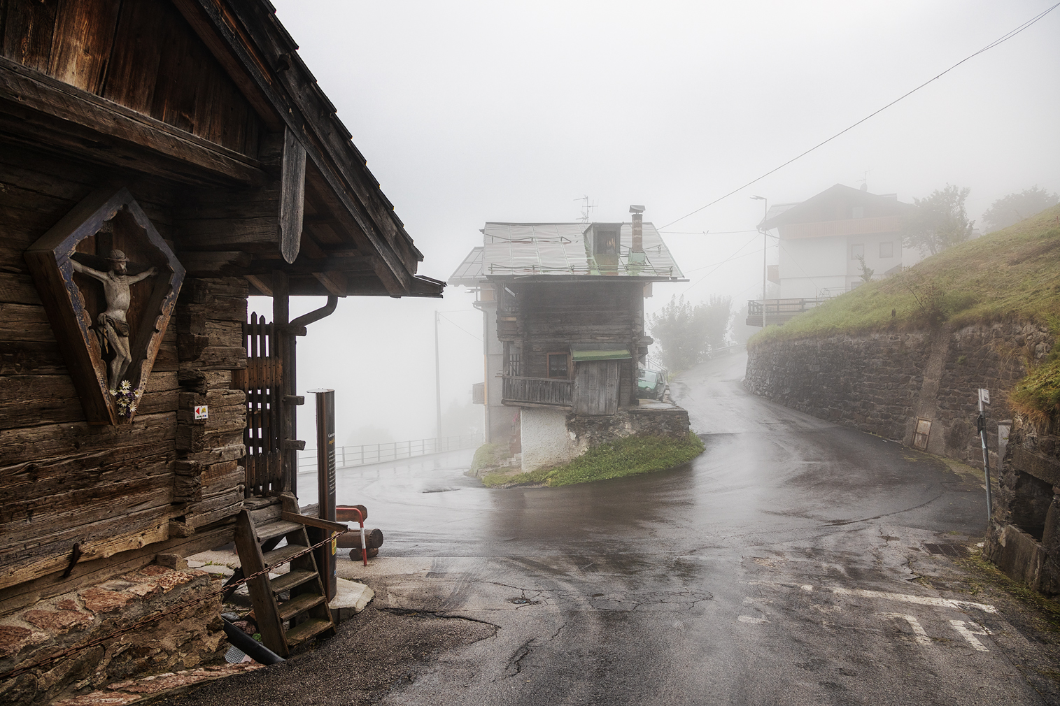 regen im bergdorf