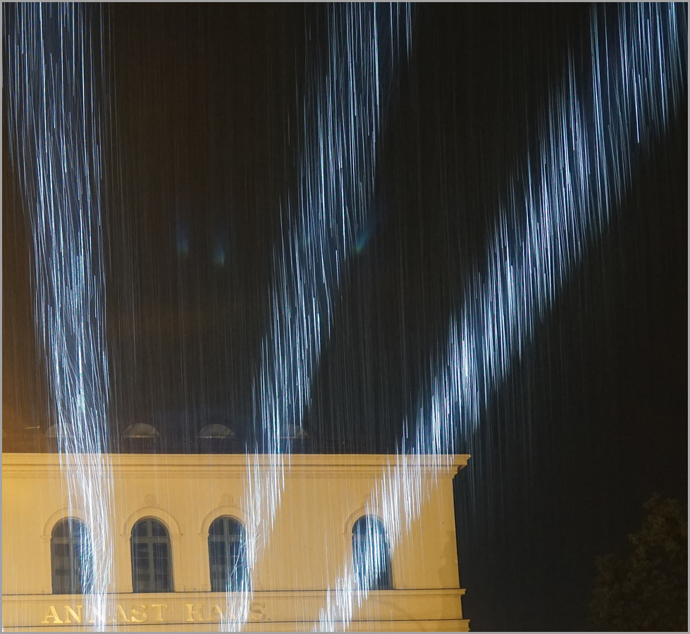 Regen im Scheinwerferlicht