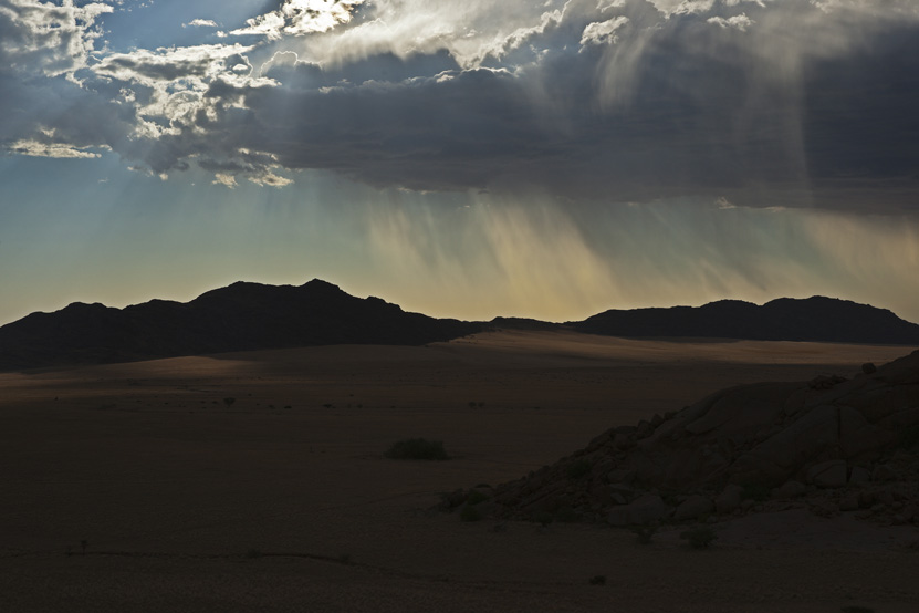 Regen in der Namib bei Sonnenuntergang