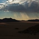 Regen in der Namib bei Sonnenuntergang