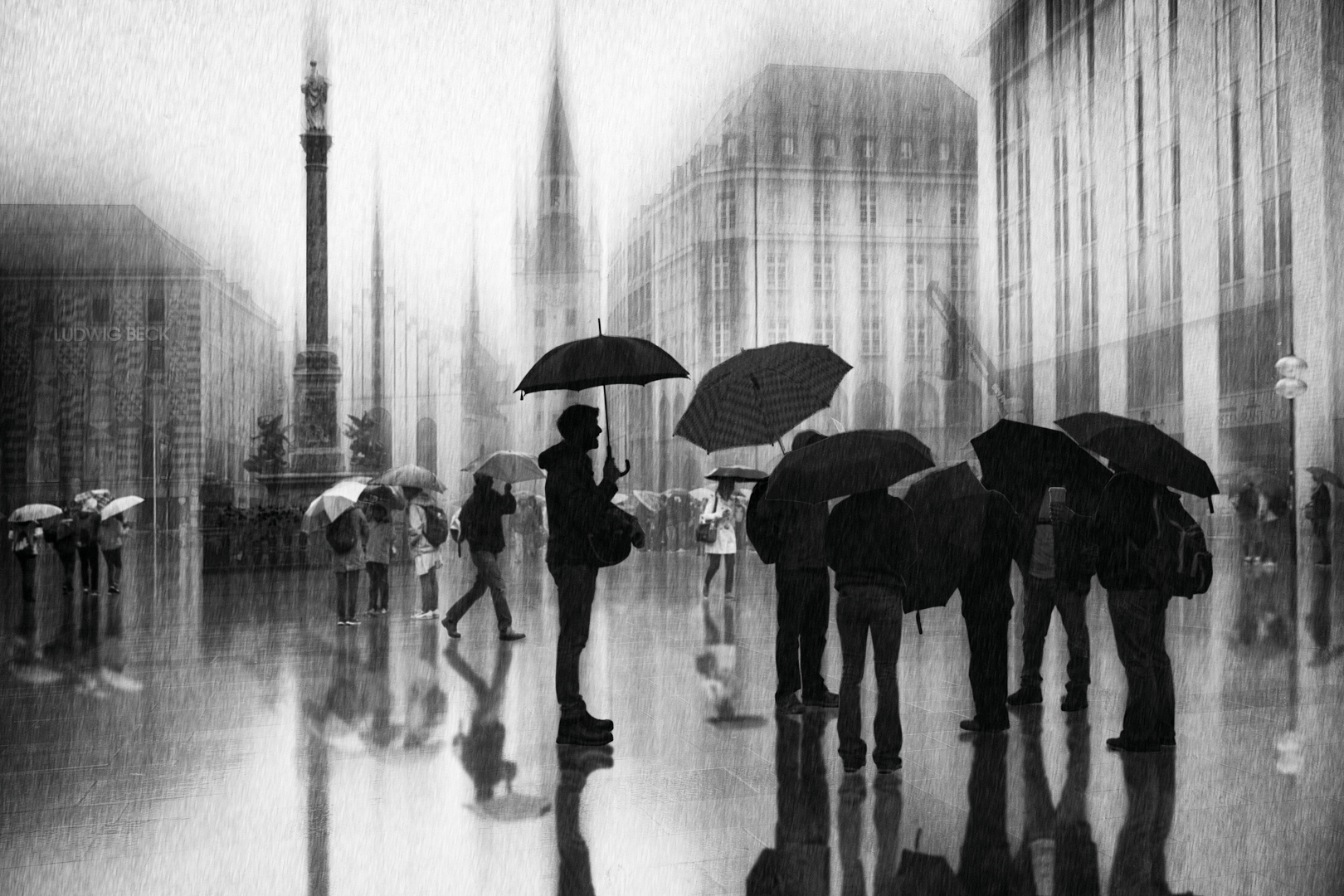 Regen In Munchen Foto Bild Fotokunst Monochrome Fine Art Munchen Bilder Auf Fotocommunity