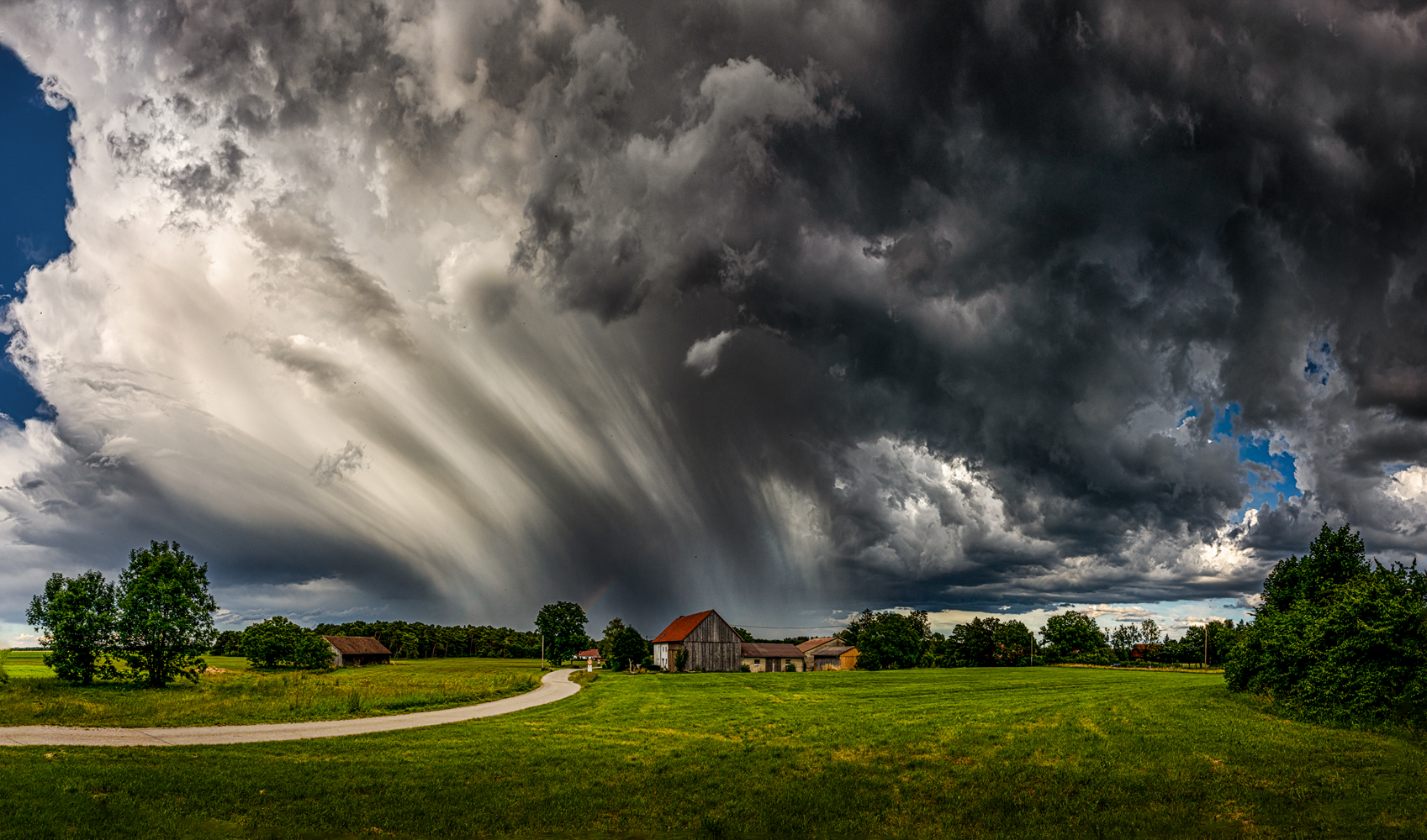 regen, sonne und dunkle wolken