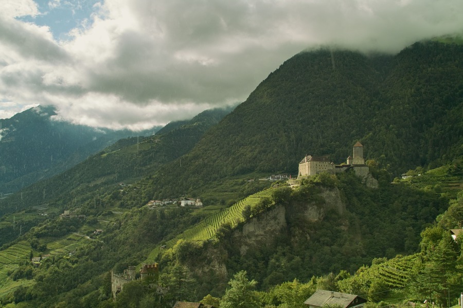 regen über burg tirol...