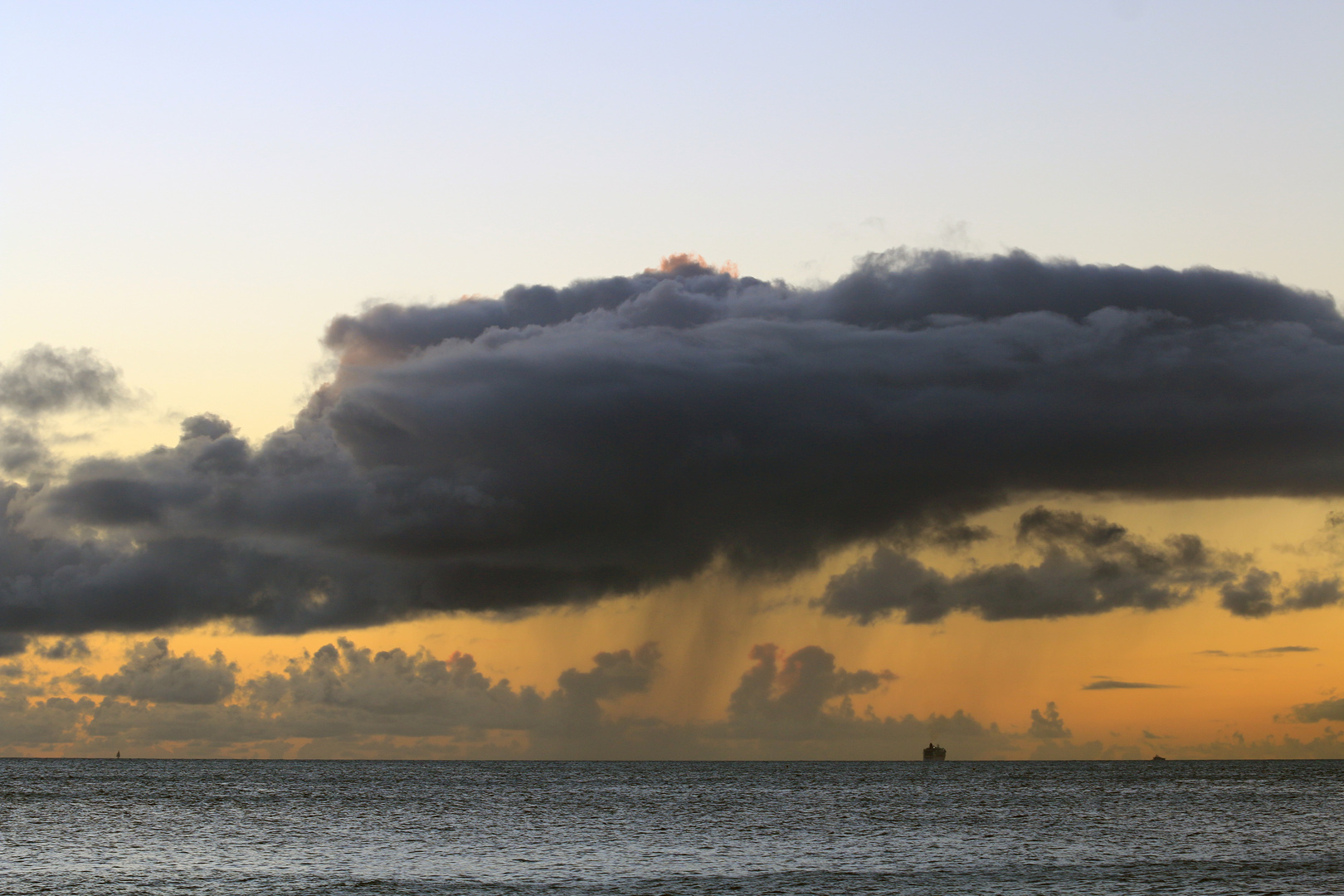 Regen über dem Meer