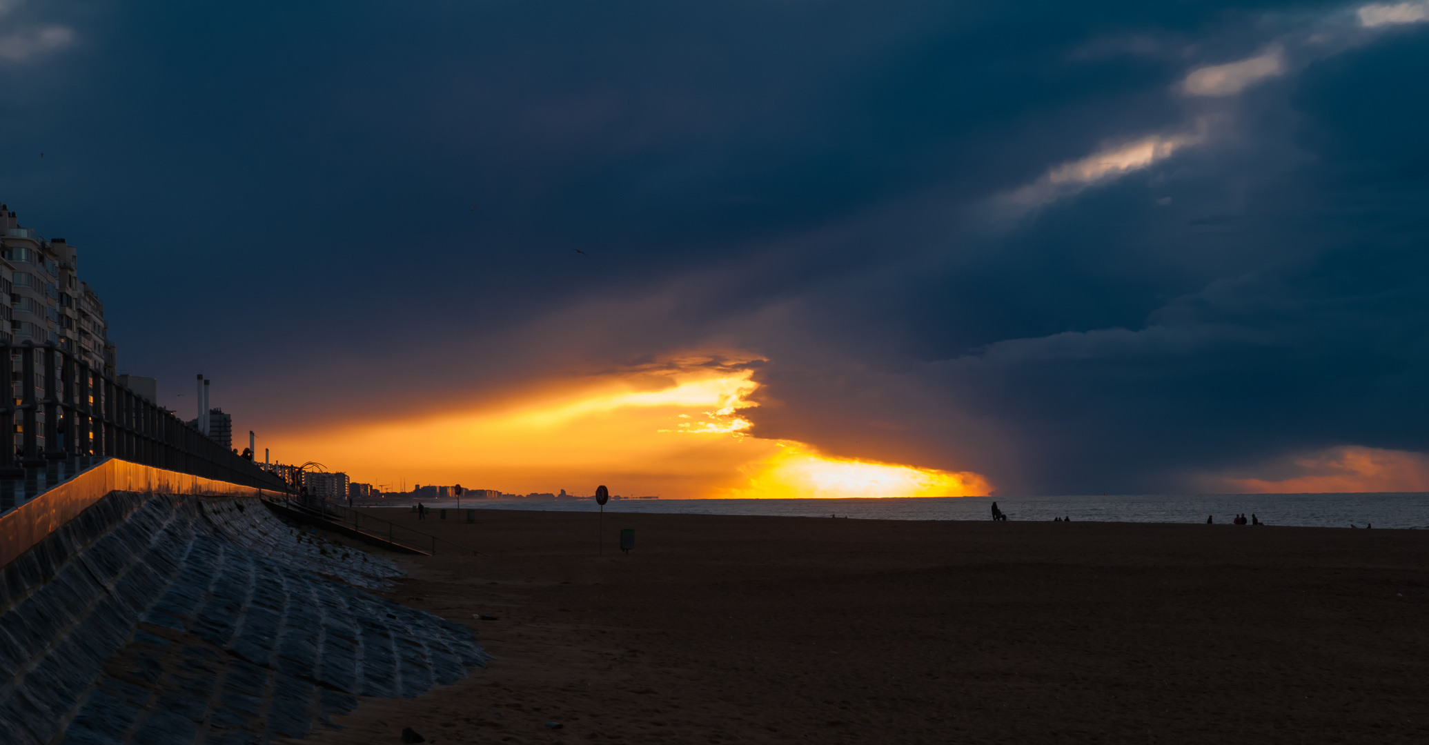 Regen über dem Meer