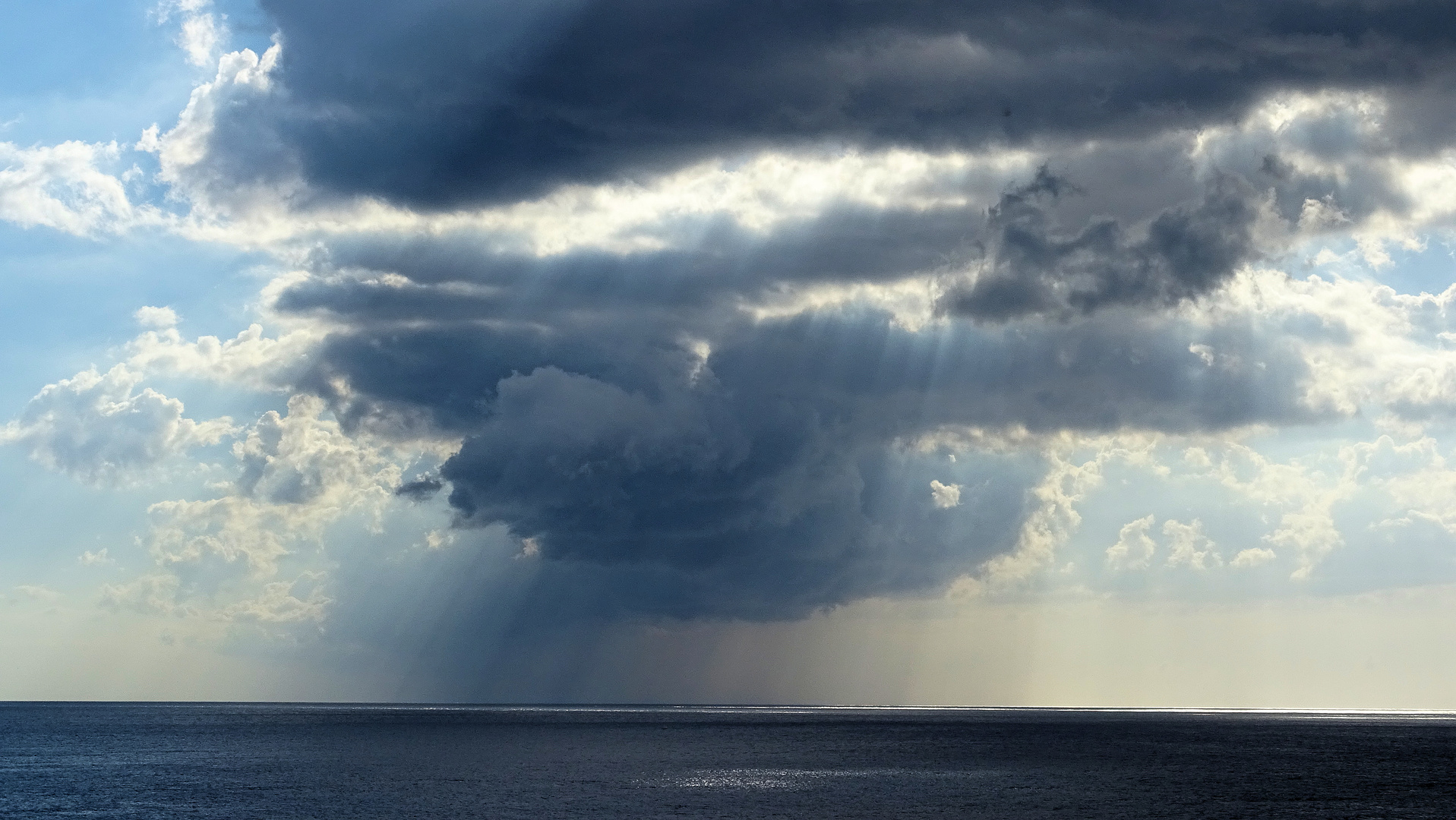 Regen über dem Mittelmeer