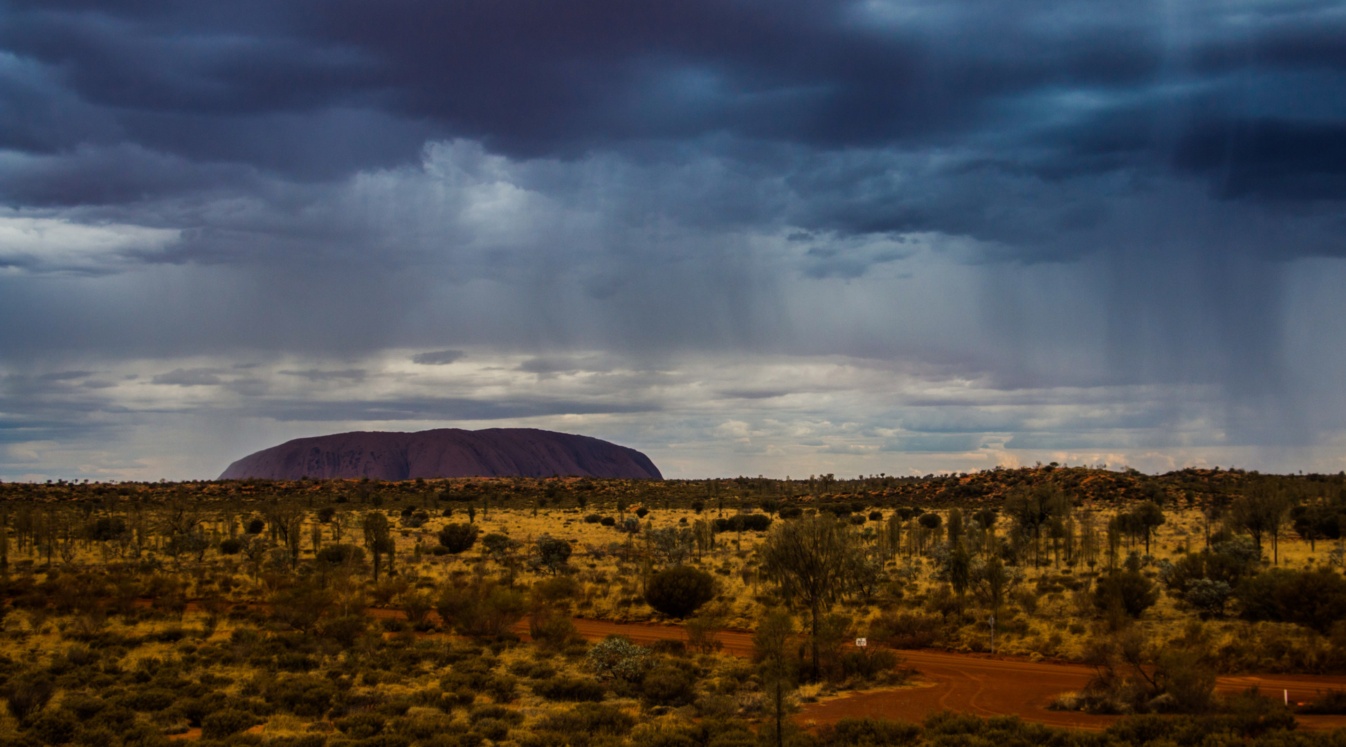 Regen über dem Uluru