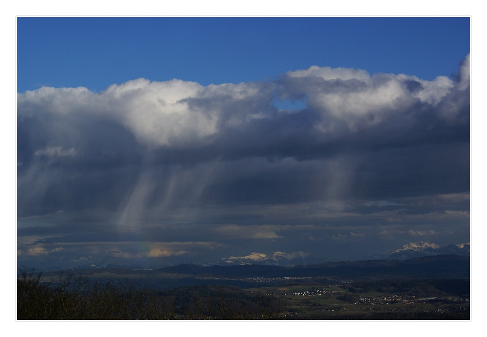 Regen und blauer Himmel