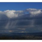 Regen und blauer Himmel