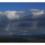 Regen und blauer Himmel