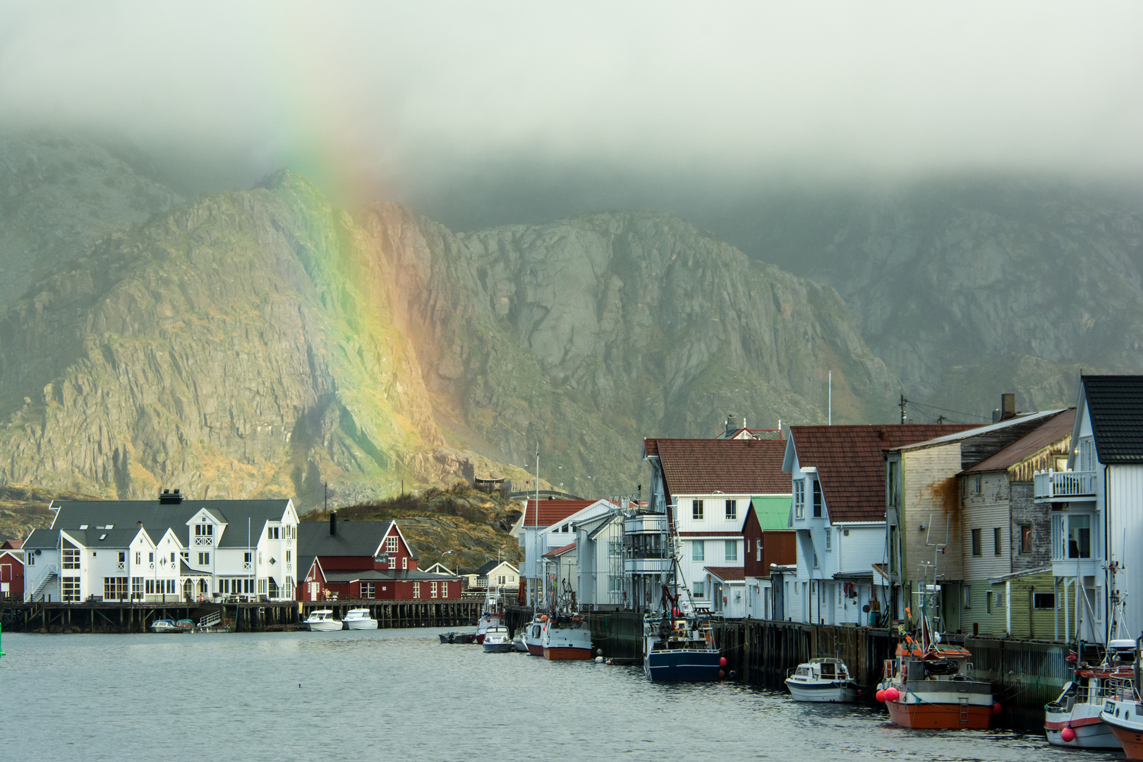 Regen und Regenbogen in Henningsvær