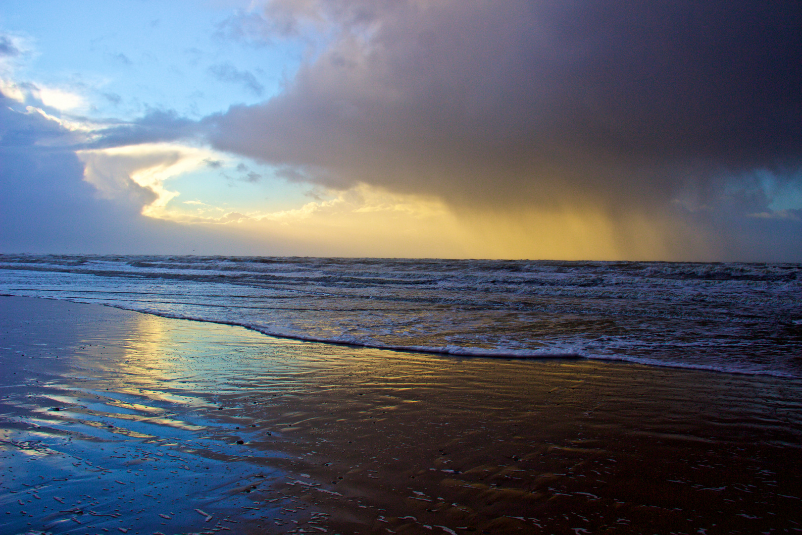 Regen und Sonne am Meer