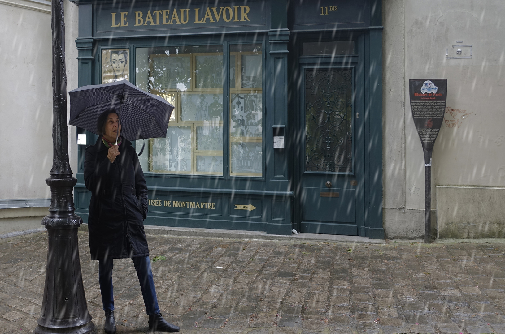 Regen vor dem Bateau Lavoir