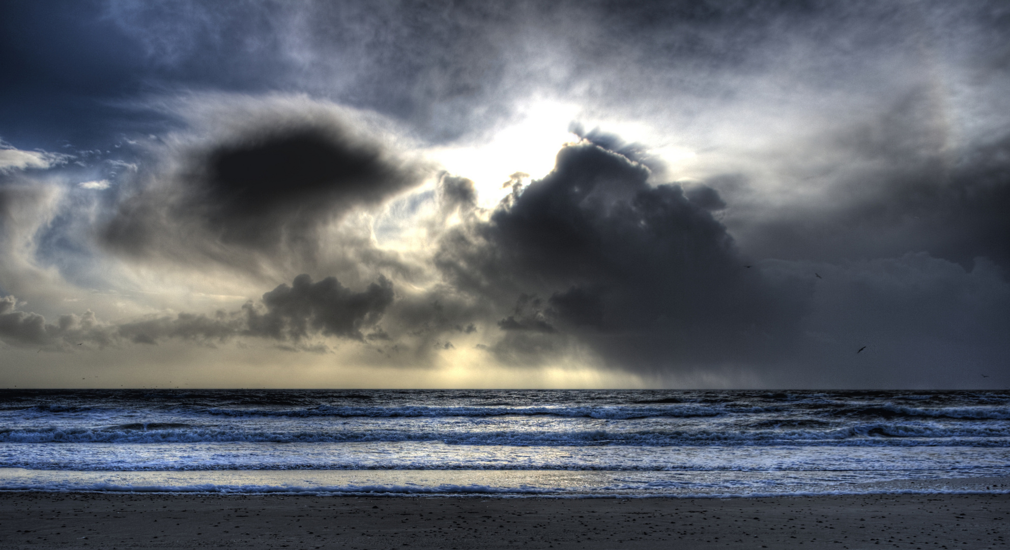 Regen zieht am Strand auf...