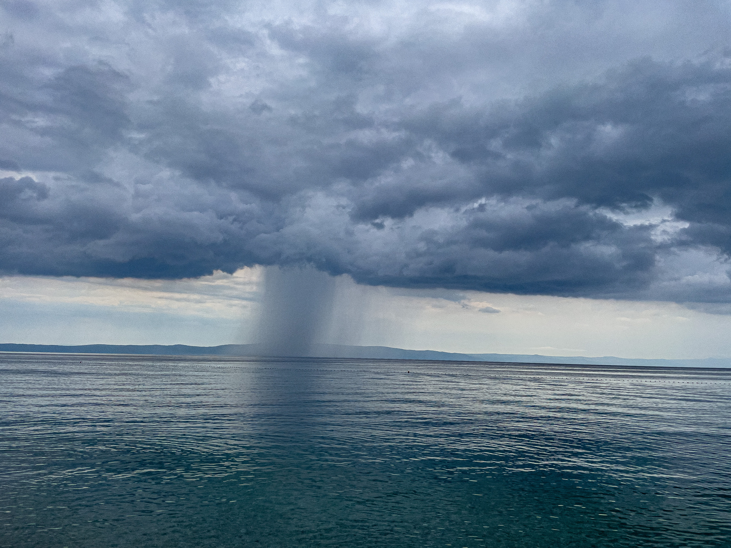 Regen zieht auf am Meer