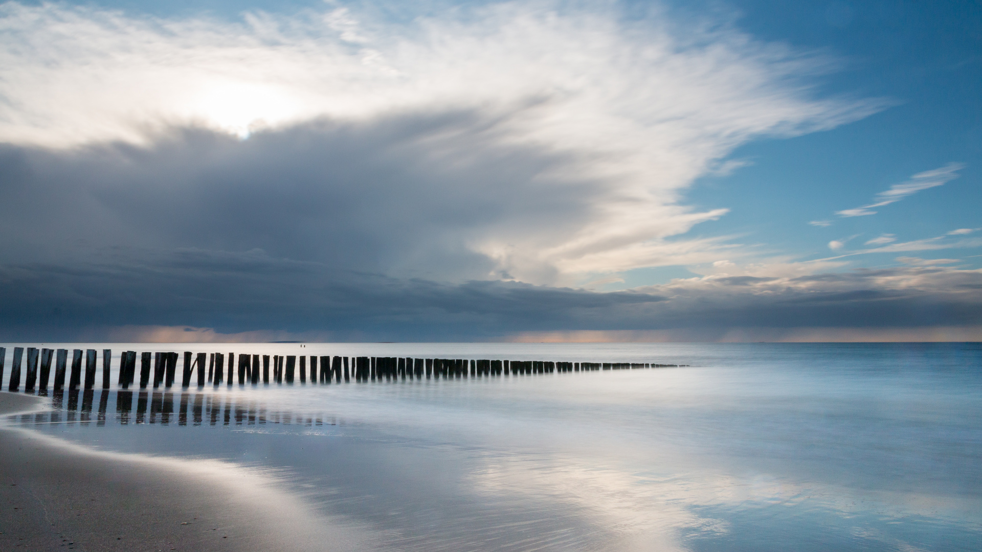 Regen zieht auf am Strand von Domburg