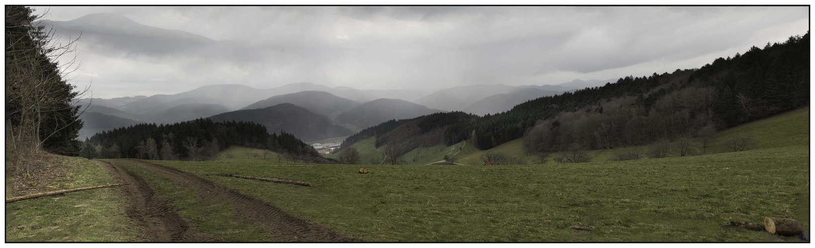 Regen zieht über das Gebirge