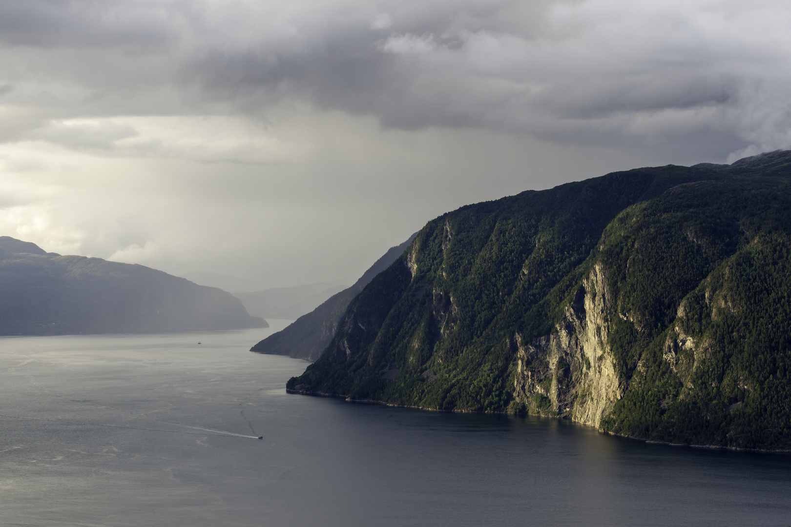 Regenabend am Fjord