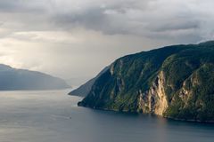 Regenabend am Fjord