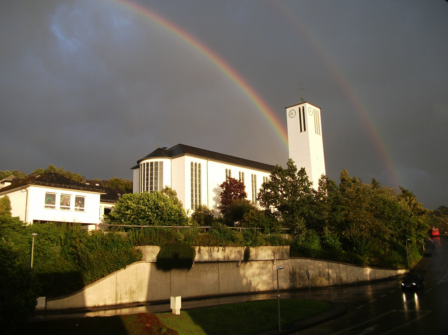 Regenbögen über Sankt Pius Arnsberg.