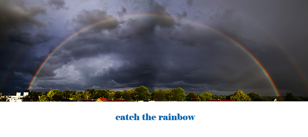 Regenbogen am Gewitterhimmel