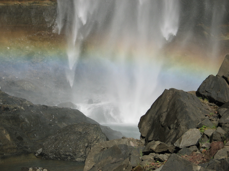 Regenbogen am Hengifoss (Iceland)