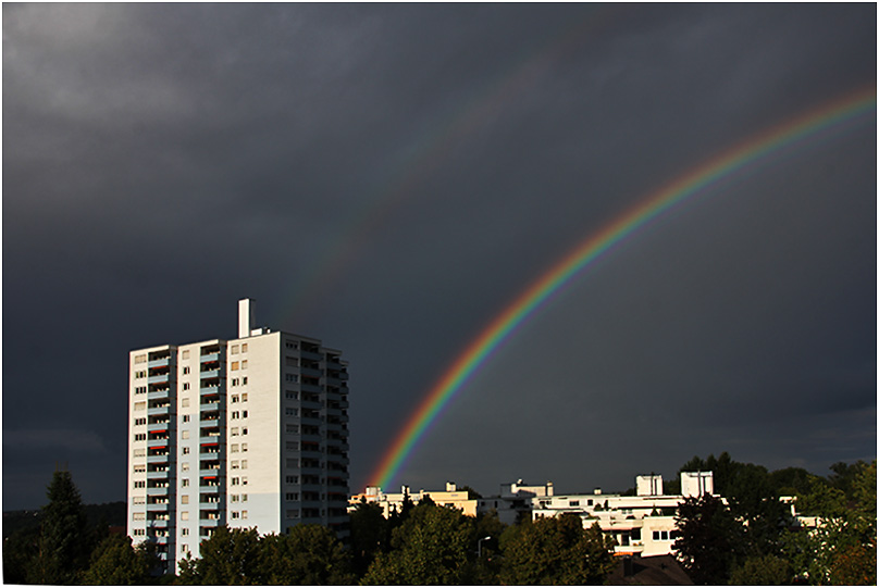 Regenbogen am Hochhaus