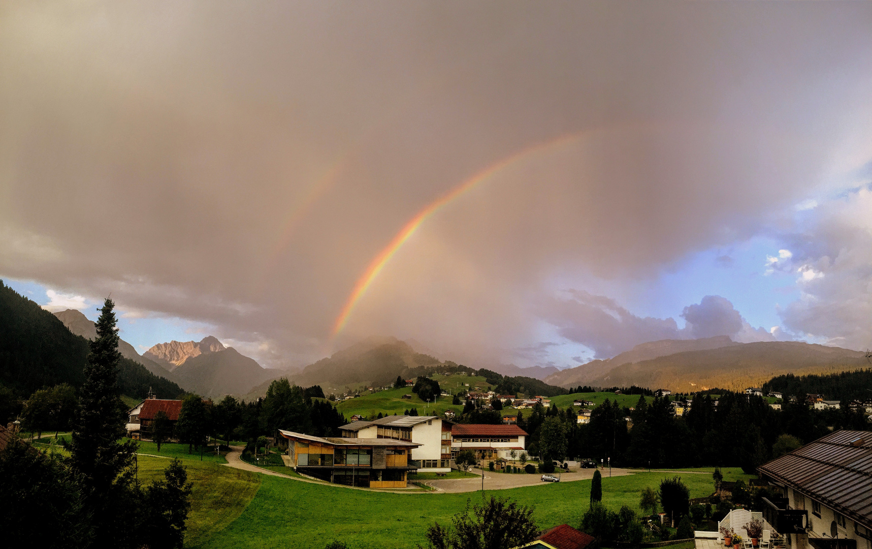 Regenbogen am Morgen über dem Kleinwalsertal