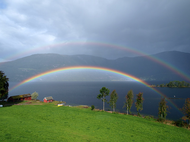Regenbogen am Nordfjord