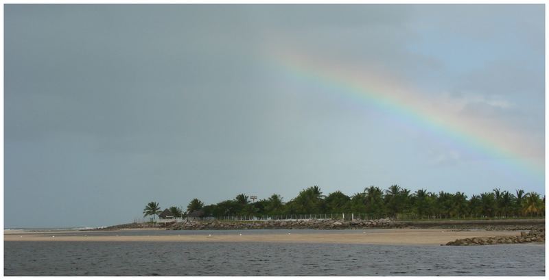 Regenbogen am Strand in Maracaípe, Pernambuco, Brasilien