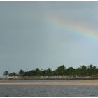 Regenbogen am Strand in Maracaípe, Pernambuco, Brasilien