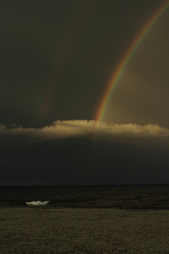 Regenbogen am Strand von Aleria