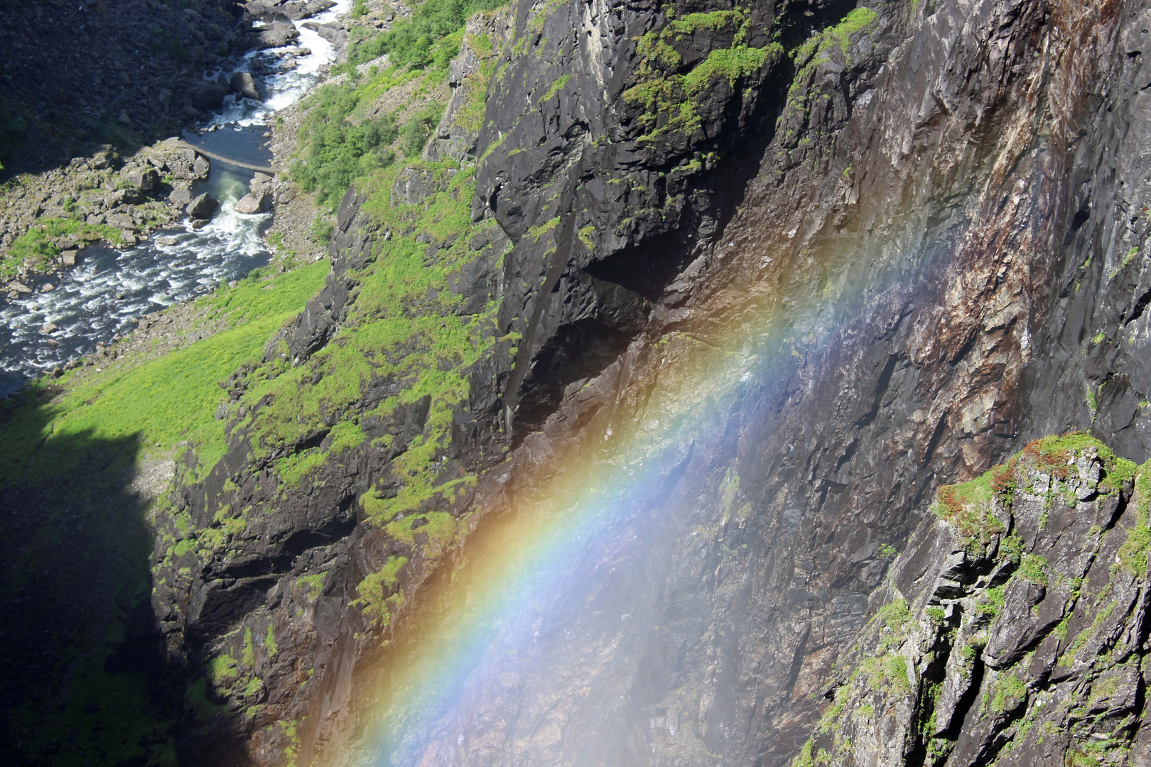 Regenbogen am "Vöringsfossen"