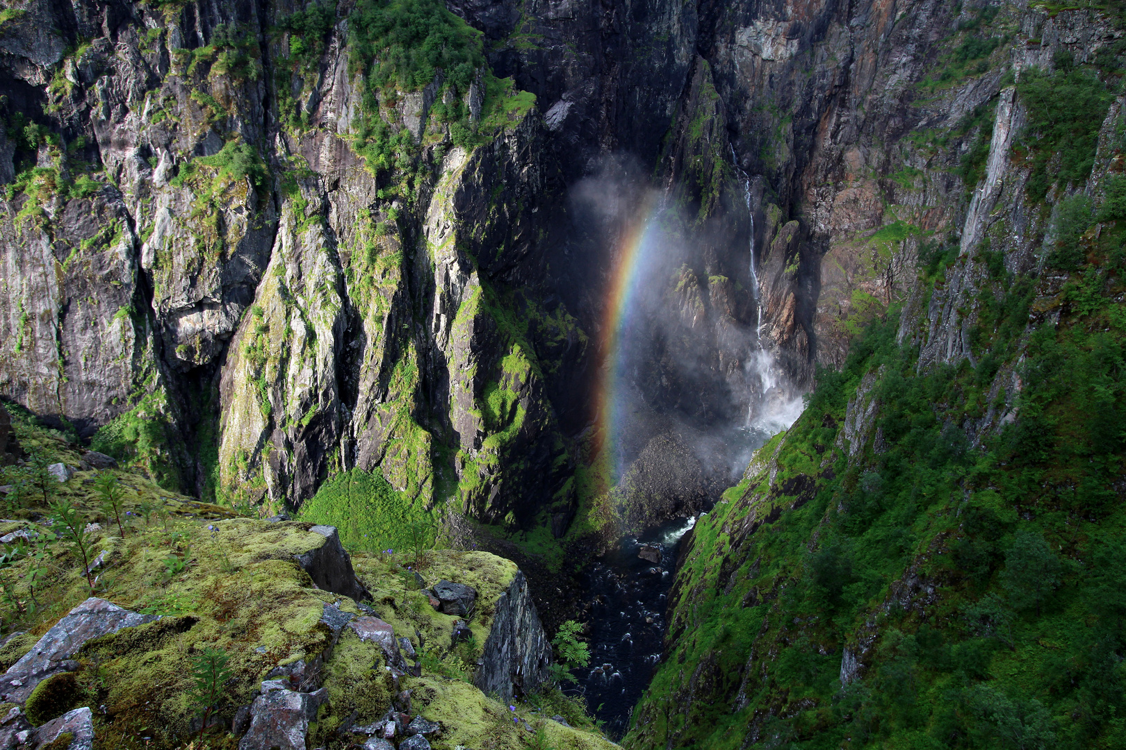 Regenbogen am Vøringfossen, Norwegen