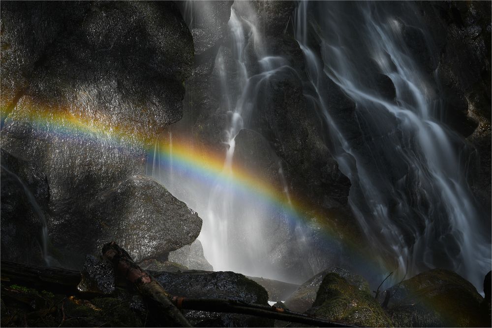 Regenbogen am Wasserfall