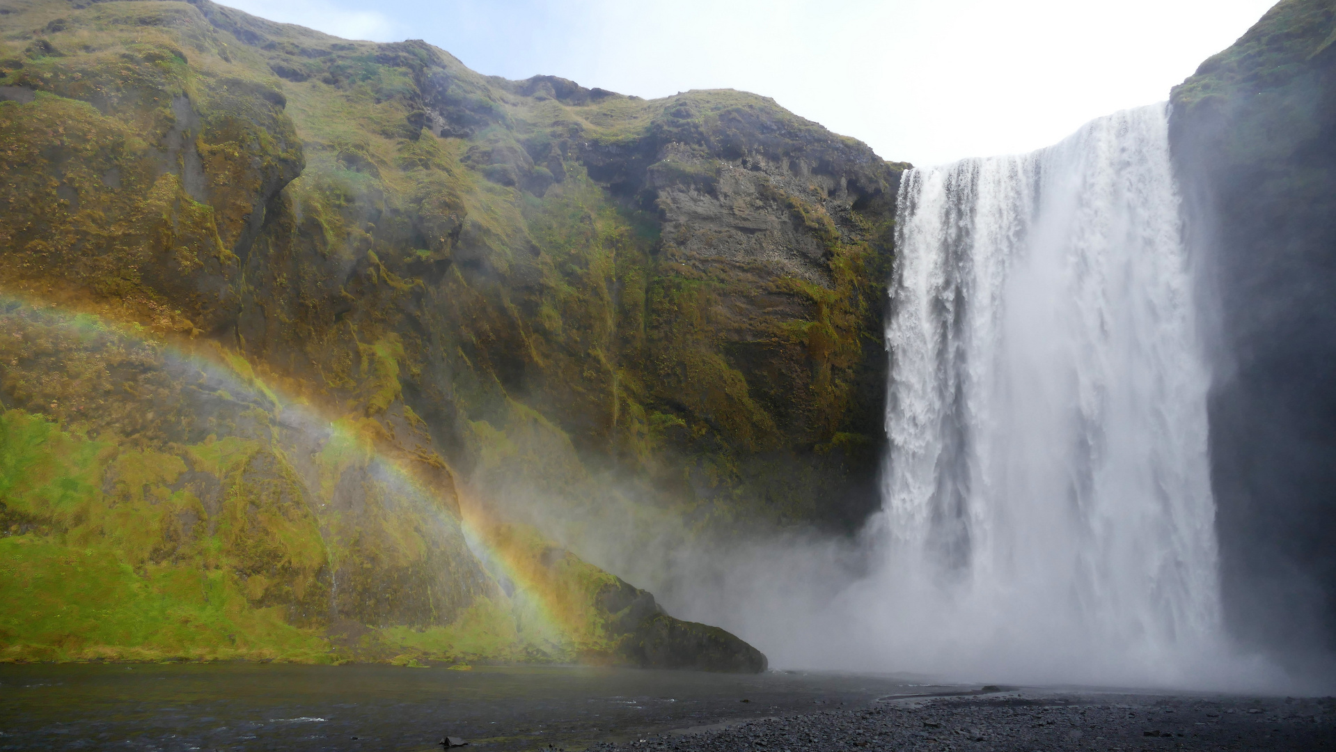 Regenbogen am Wasserfall Skógafoss