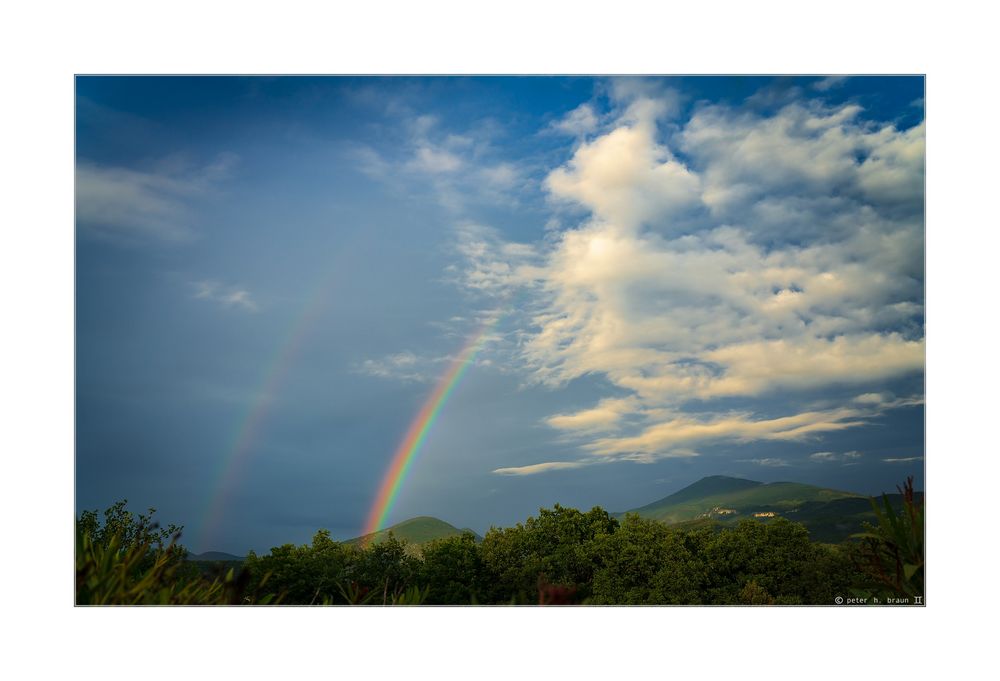 Regenbogen am windigen Berg