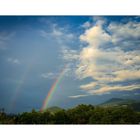 Regenbogen am windigen Berg