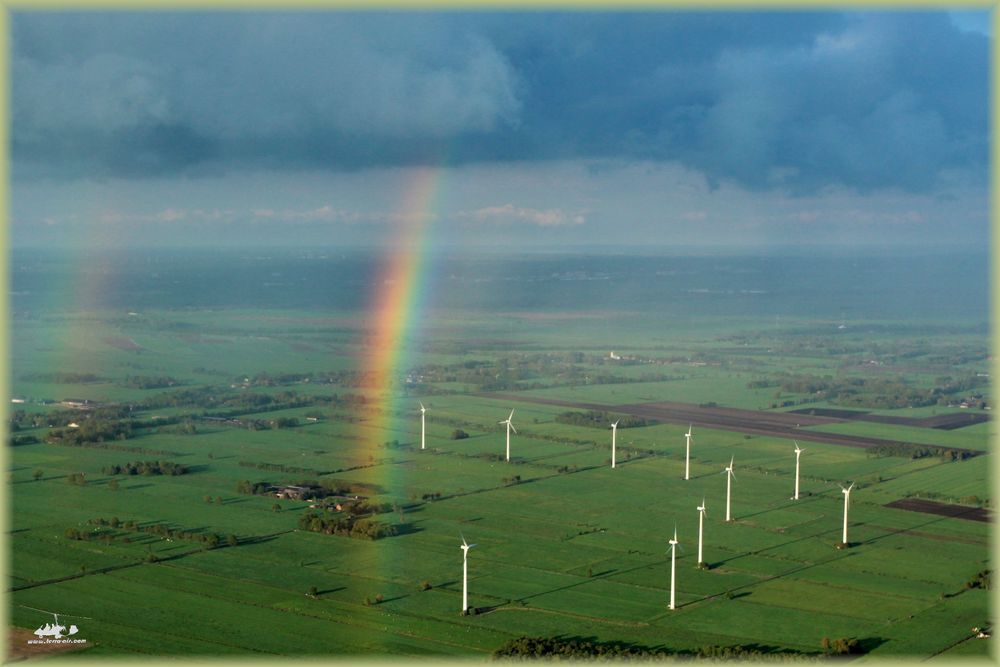 Regenbogen am Windpark (Luftbild)