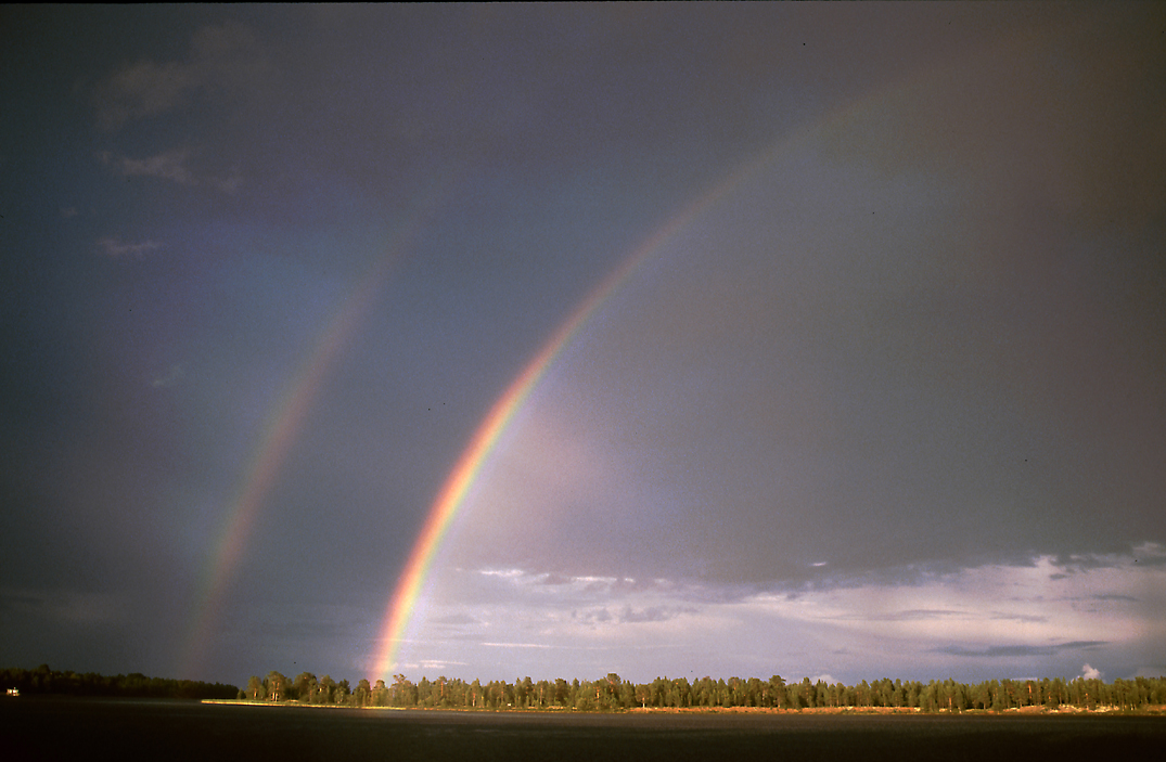 Regenbogen an einem finnischen See