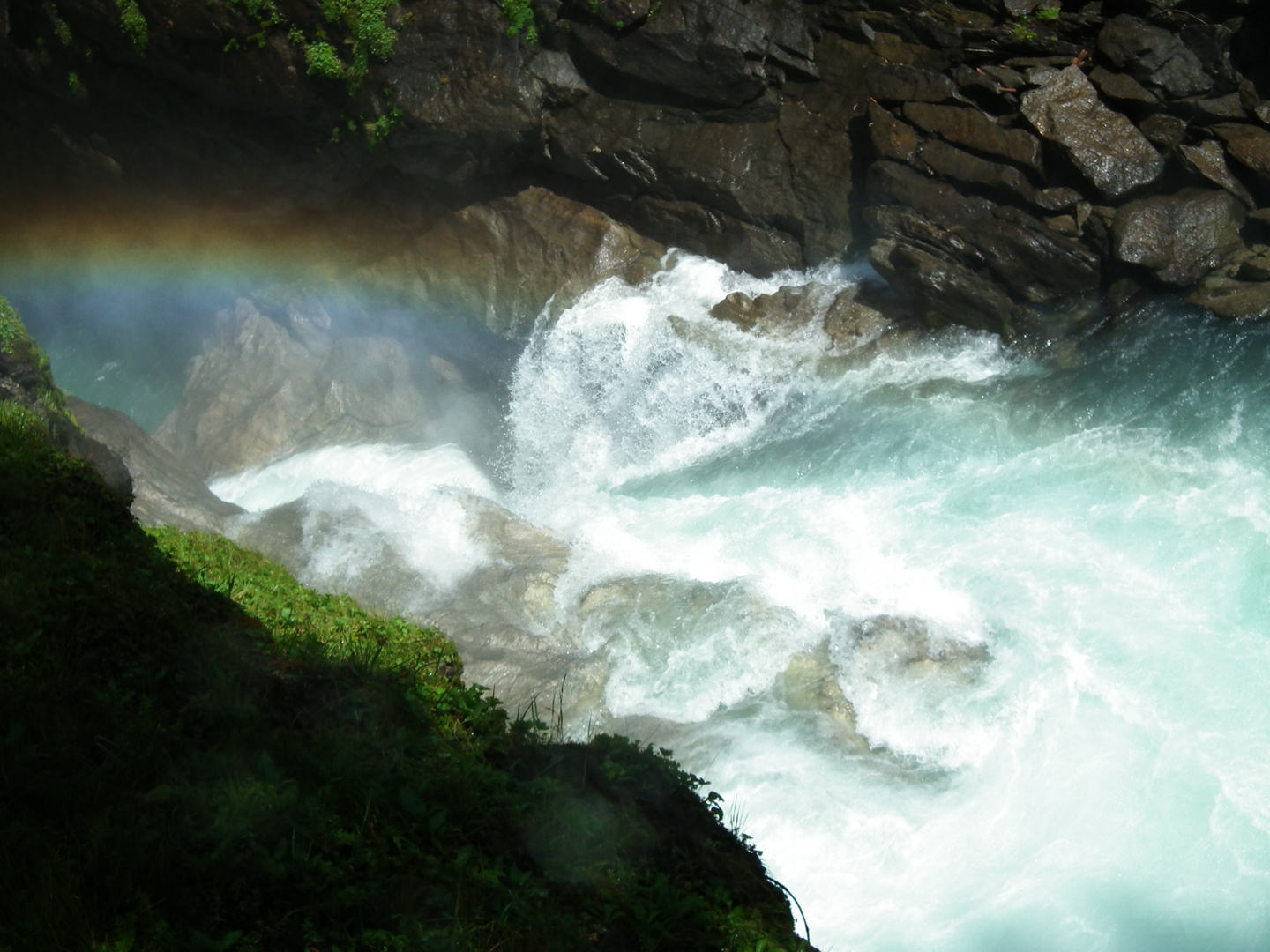 Regenbogen auf Abschnitt von Wasserfall