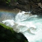 Regenbogen auf Abschnitt von Wasserfall