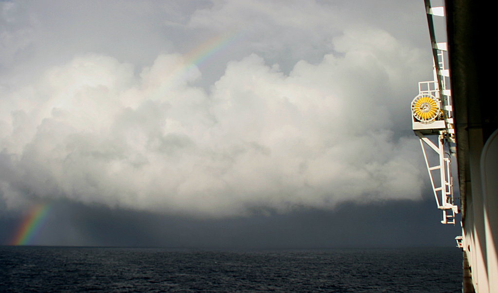 Regenbogen auf hoher See