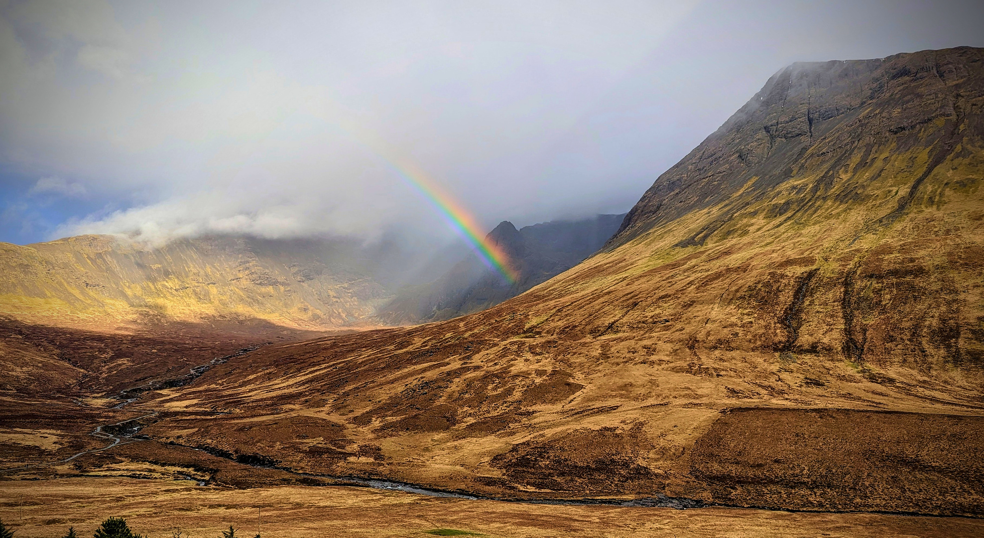 Regenbogen bei den Fairy Pools, Isle of Skye, Schottland