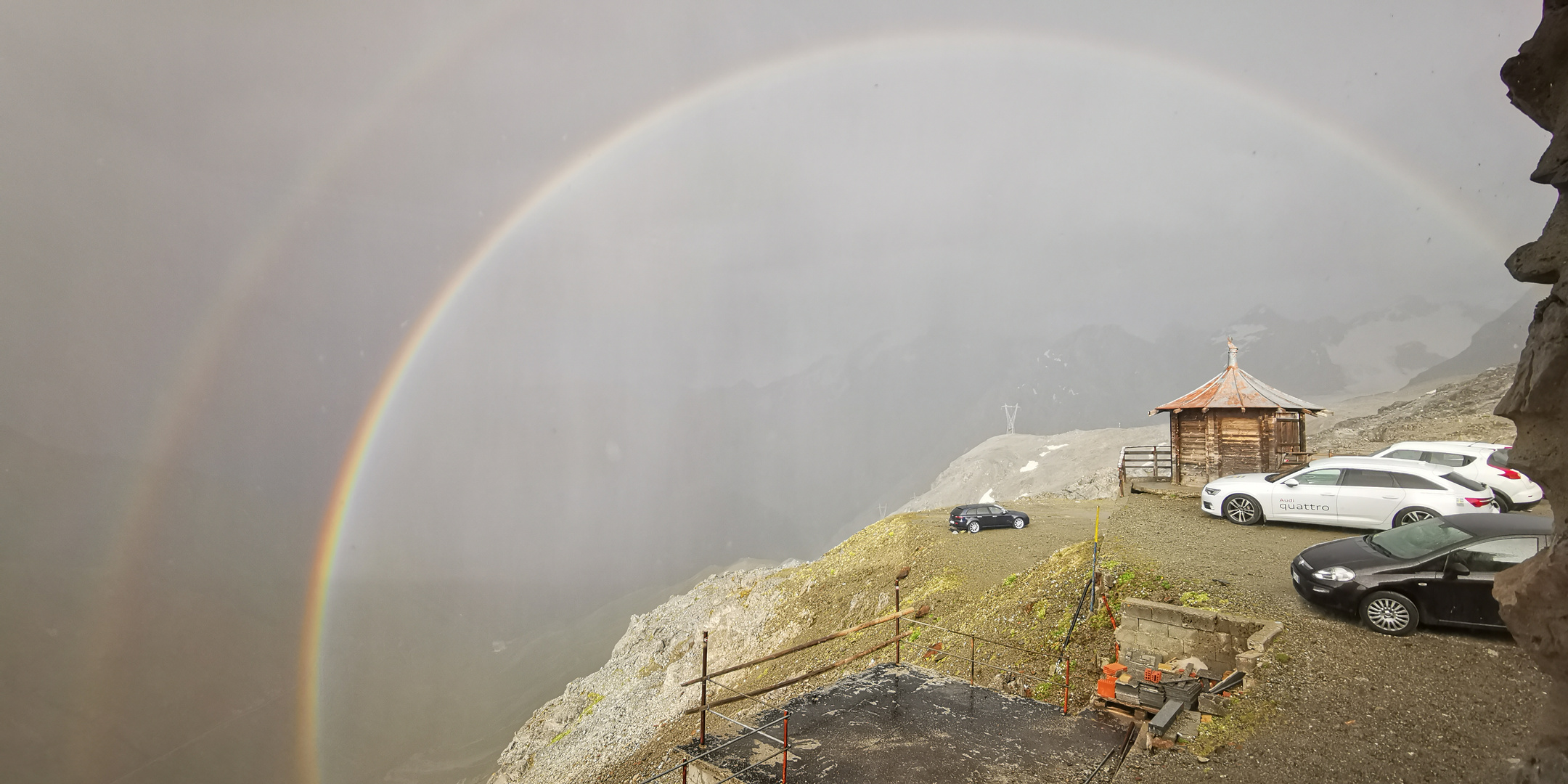 Regenbogen bei der Tibethütte (2780 m), Nähe Stilfser Joch, Italien