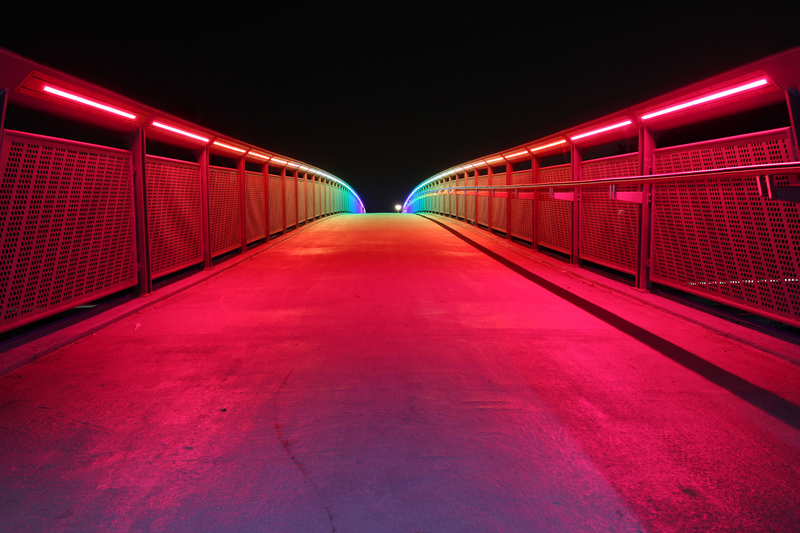 Regenbogen-Brücke bei Nacht